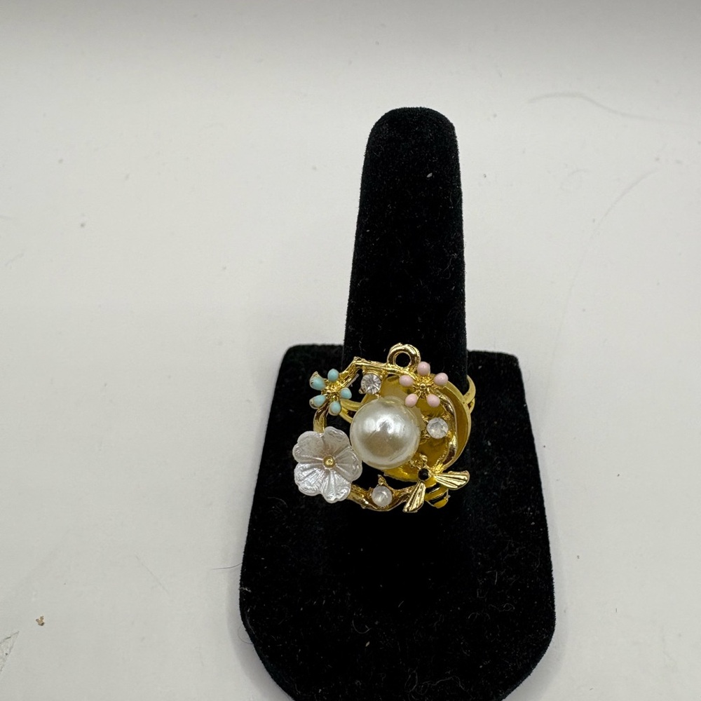 Elegant Gold and Pearl Floral Brooch